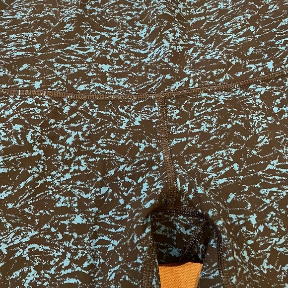 Lululemon high rise waist 3/4 length printed leggings - Picture 3 of 5